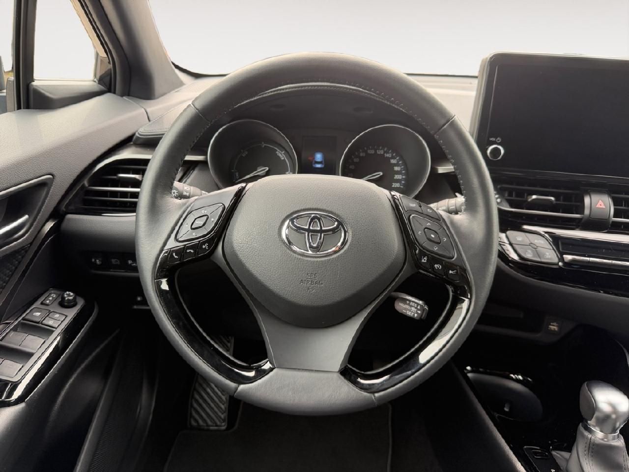 Fahrzeugabbildung Toyota C-HR Hybrid Team D
