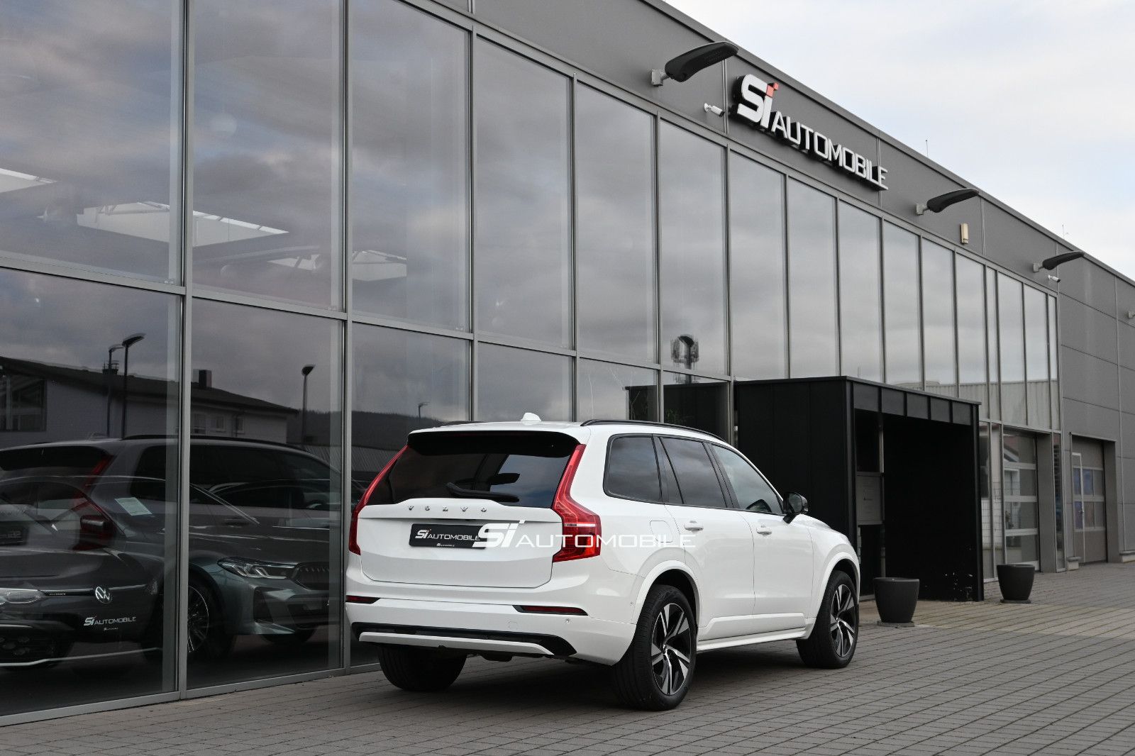 Fahrzeugabbildung Volvo XC90 B5 D AWD R-Design °ACC°AHK°PANO°STANDHEIZ°