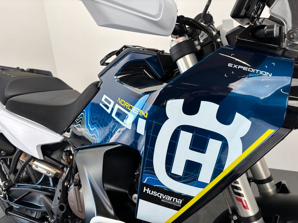 Fahrzeugabbildung Husqvarna NORDEN 901 EXPEDITION *1. HAND *SEHR GEPFLEGT