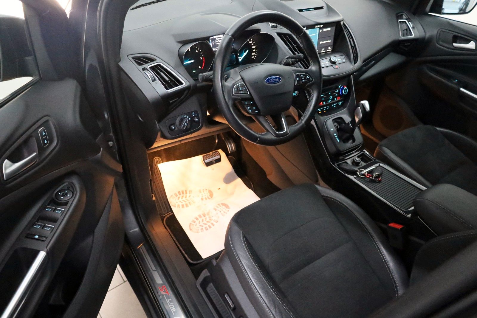 Fahrzeugabbildung Ford Kuga ST-Line 4X4, T.Leder,Navi,Kamera, AHK,SR+WR