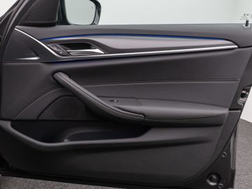Fahrzeugabbildung BMW 520d M Sport  Kamera HUD DAB HiFi AHK DisplayKey