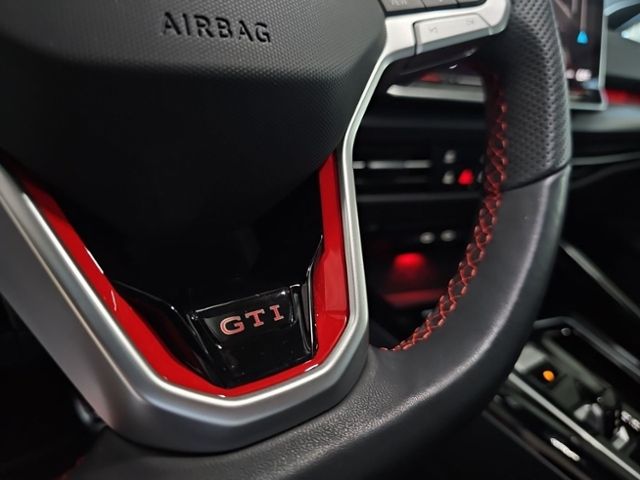 Fahrzeugabbildung Volkswagen Golf GTI 2.0 TSI DSG PANO IQ.LIGHT H&K BLACKSTYL