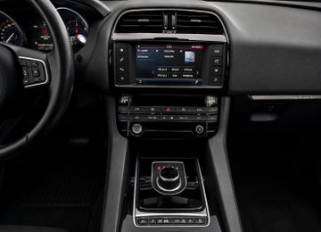 Jaguar F-Pace - 12