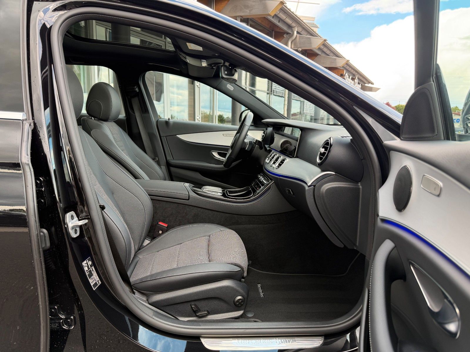 Fahrzeugabbildung Mercedes-Benz E 200d T Avantgarde+Pano+Distr+AHK+360