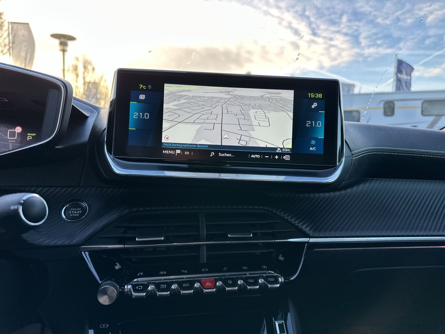 Fahrzeugabbildung Peugeot 2008 GT Elektro 136 Sportpaket El. Panodach Navi