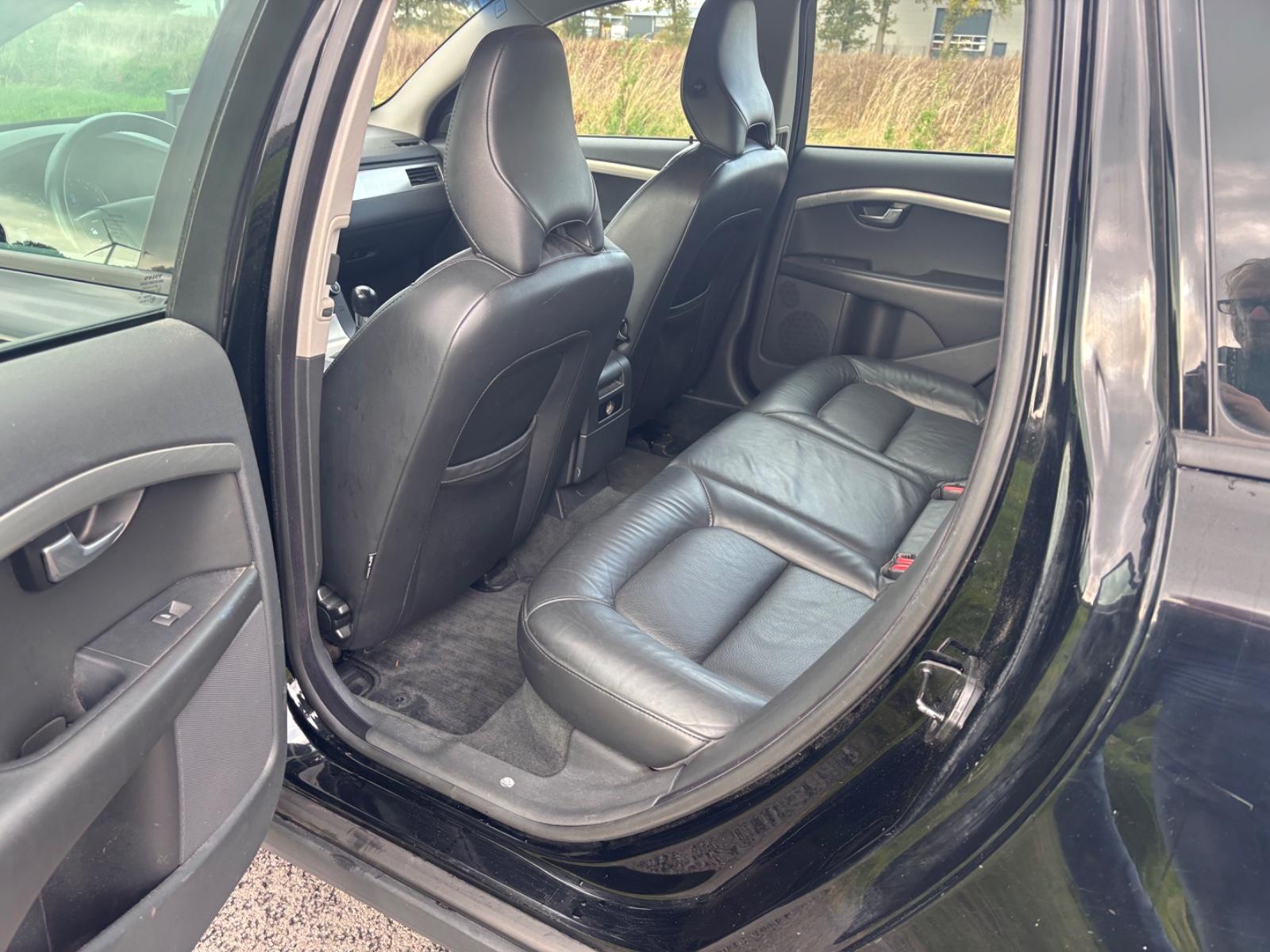 Volvo V70 2010 — photo 11