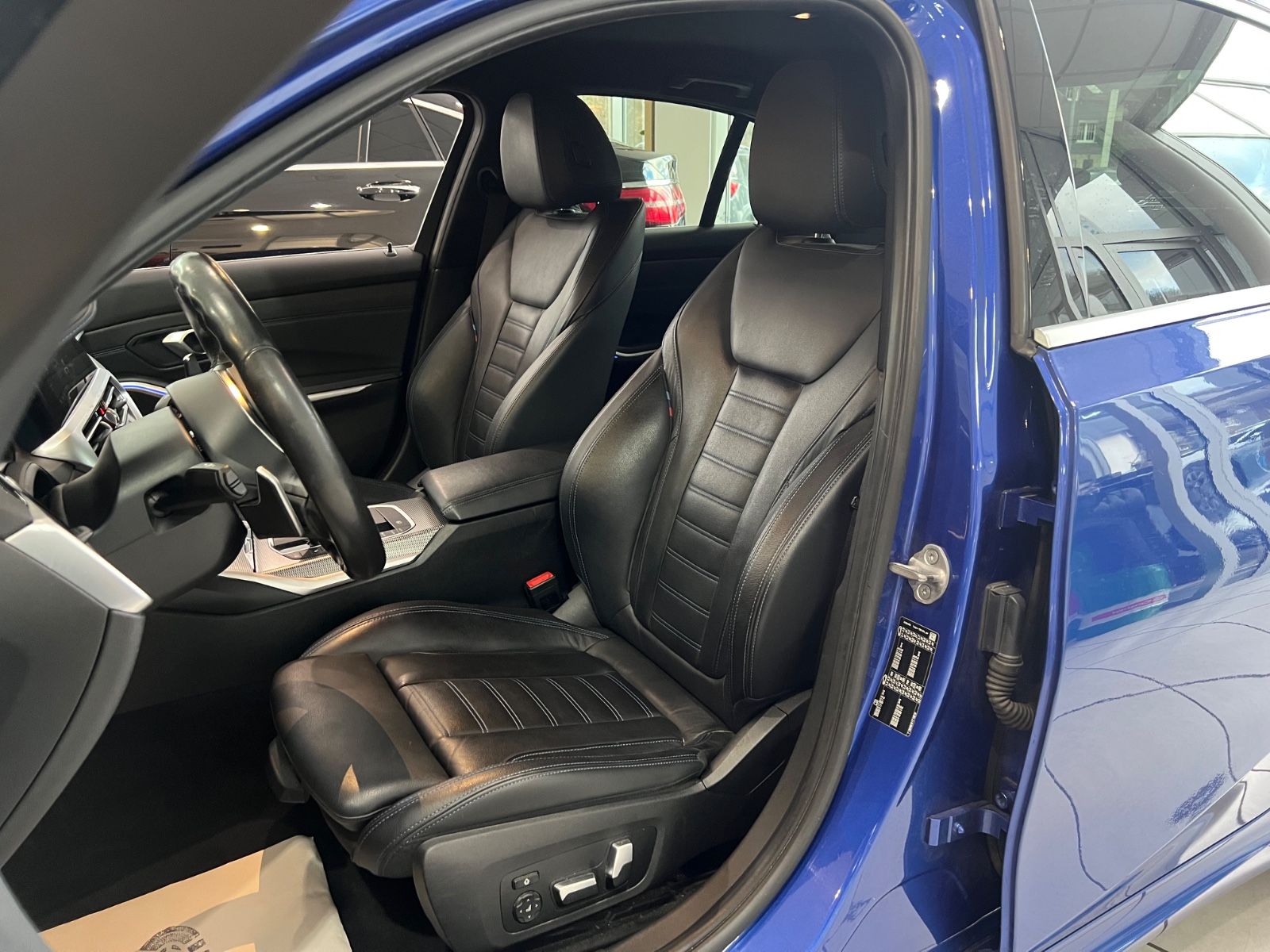 Fahrzeugabbildung BMW 330 i M Sport * Head-Up *Ambiente* LEDER *