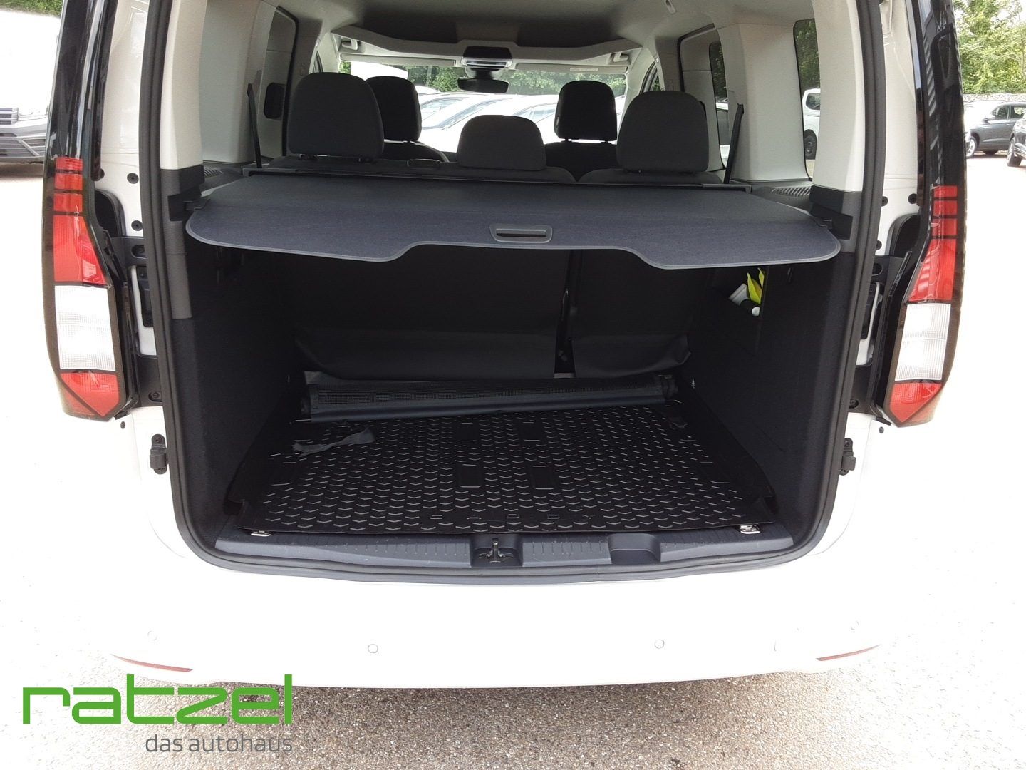 Fahrzeugabbildung Volkswagen Caddy Life 1.5 TSI LMF Dachreling Sitzhzg. Navi