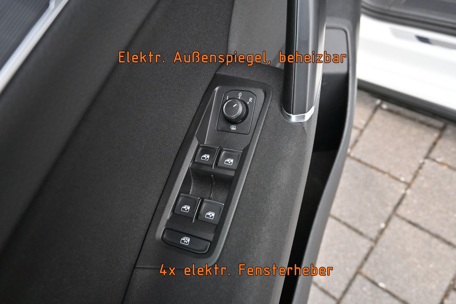 Fahrzeugabbildung Volkswagen Touran 2.0 TDI DSG R-Line °ACC°AHK°PANORAMA°KAM°
