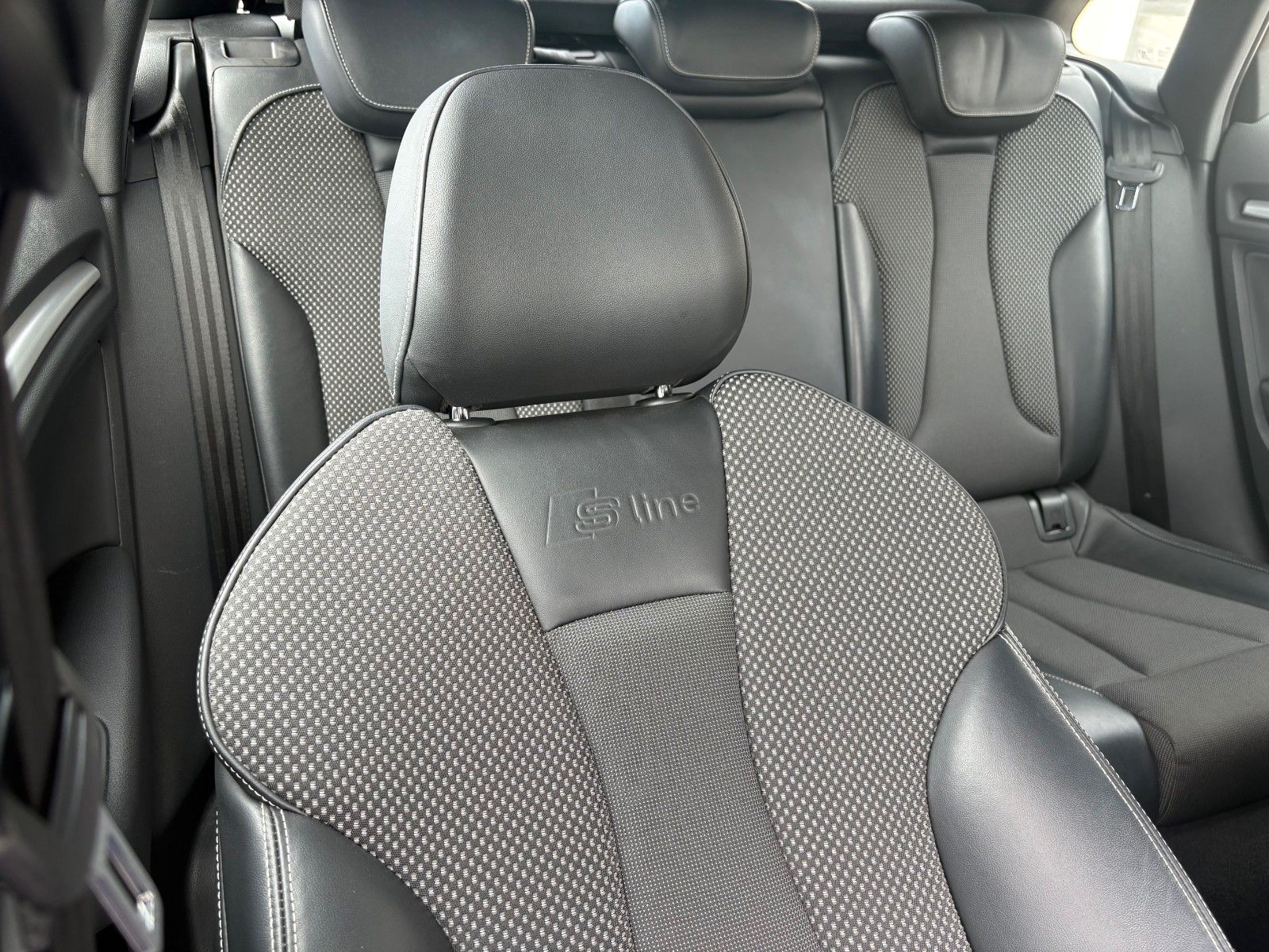 Fahrzeugabbildung Audi A3 1.6 TDI SPBK S LINE Navi Leder LED SPORTFWK