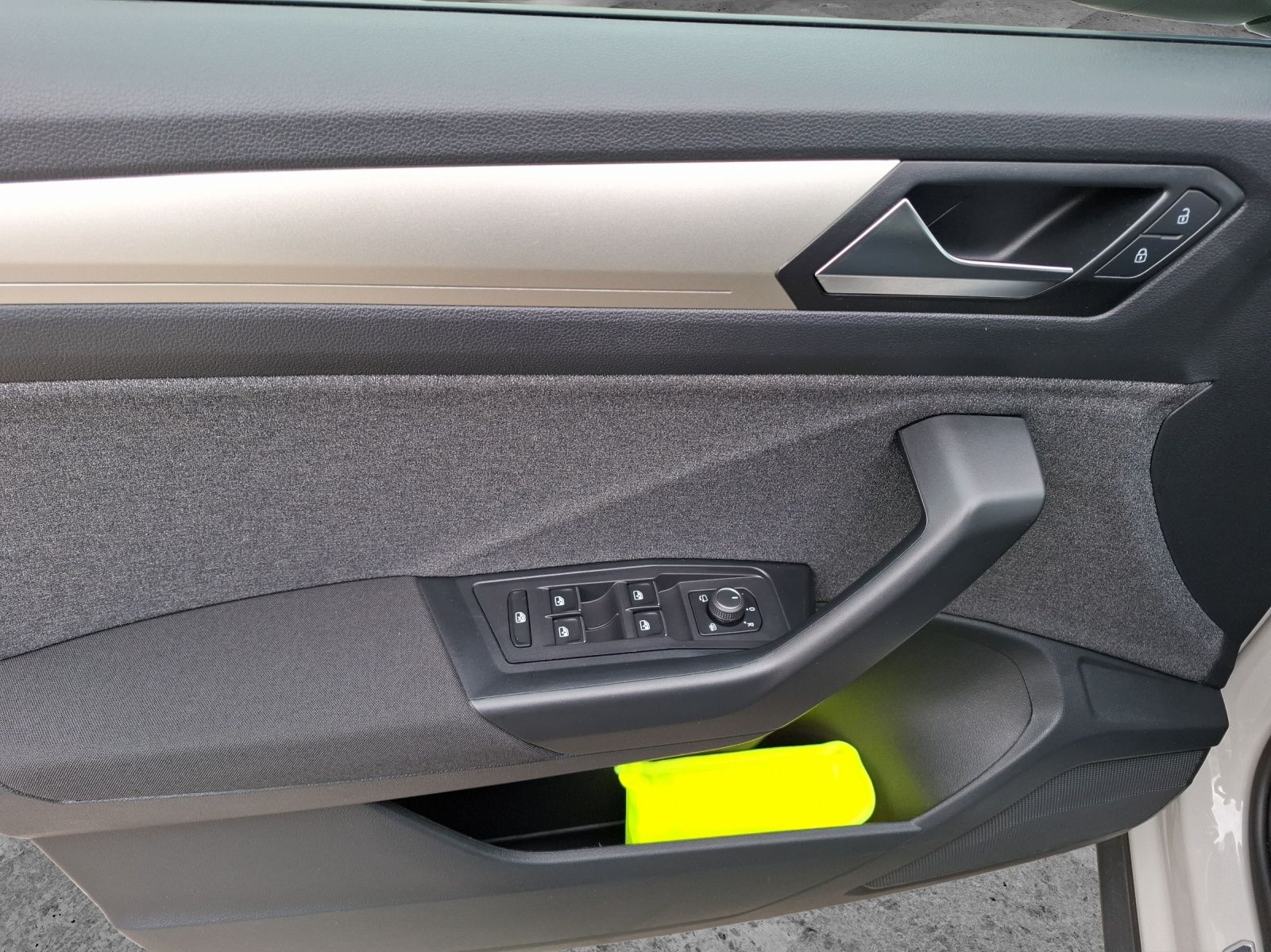 Fahrzeugabbildung Volkswagen T-Roc Move Matrix Navi AID ACC RFK SH LM