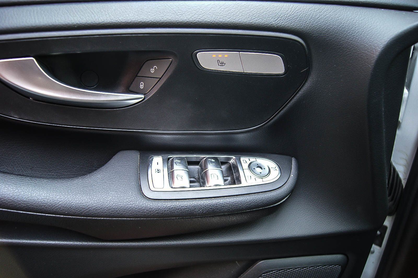 Fahrzeugabbildung Mercedes-Benz V 250 d EDITION lang MBUX 7-SITZE IQ-LED KAMERA