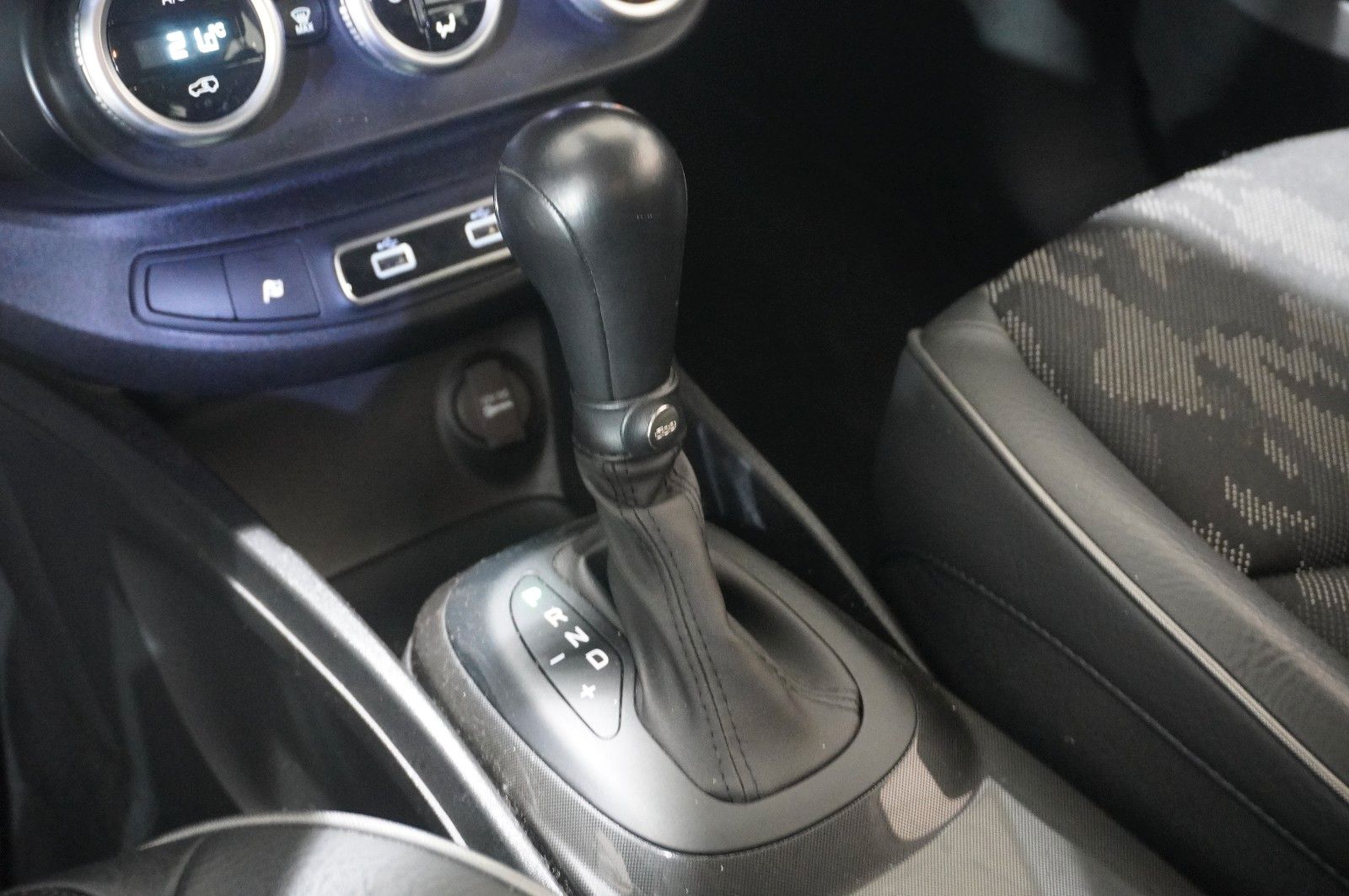 Fahrzeugabbildung Fiat 500X 1.3T CROSS DCT NAVI/LED/PDC/SPORT/TEMP/DAB+