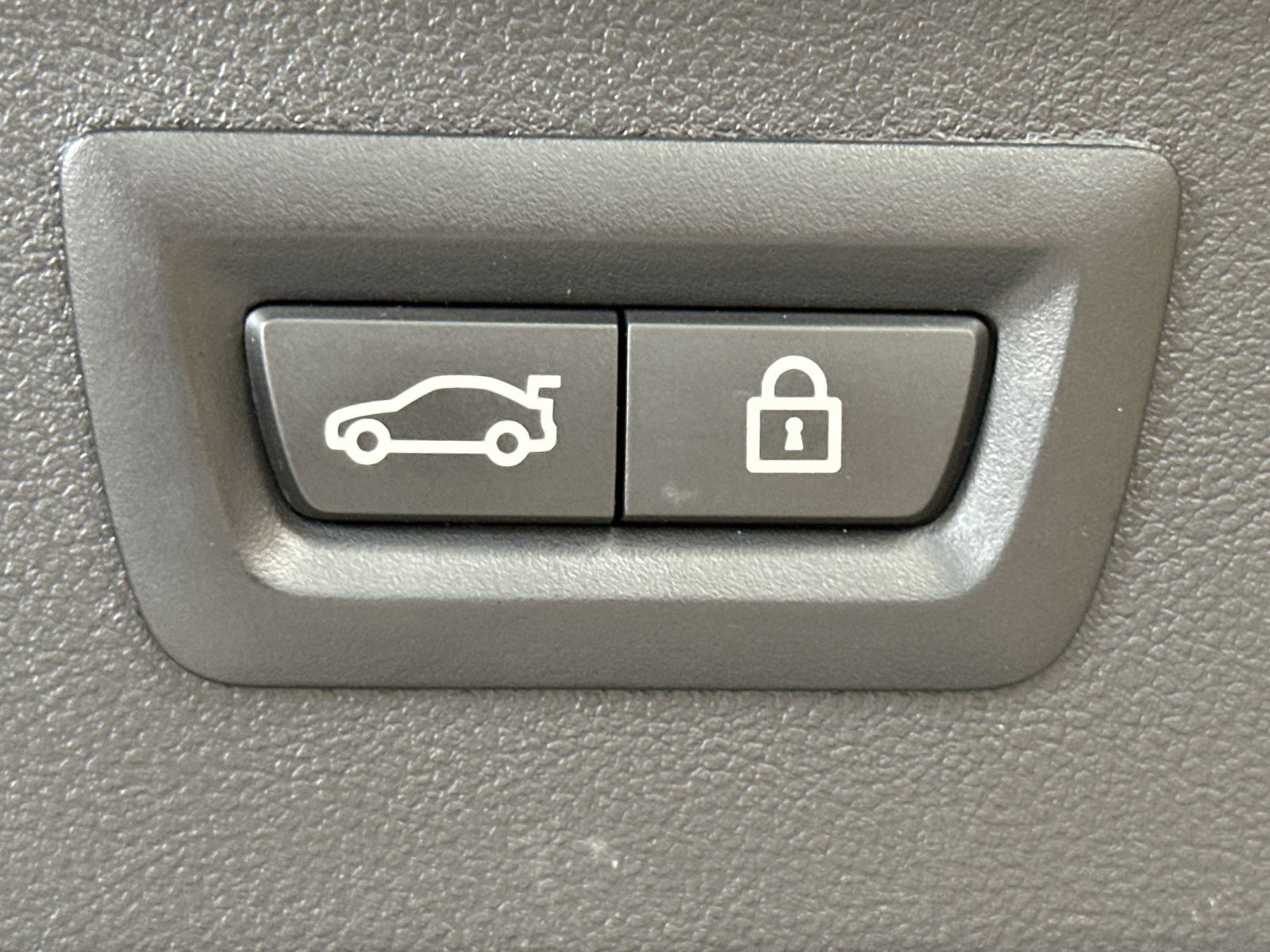 Fahrzeugabbildung BMW X4 xDrive30i M-Sport NAV+LED+PANO+360°+20ZO+HIFI