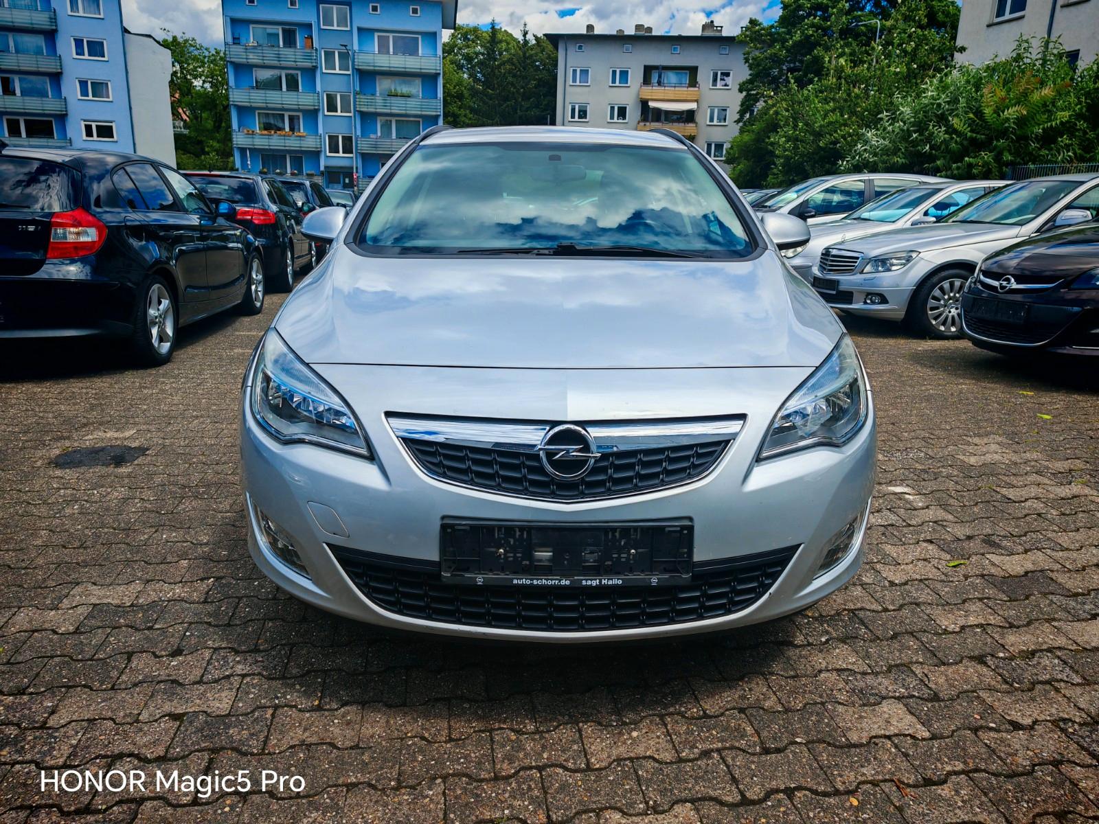 Opel Astra 2011 — rear view