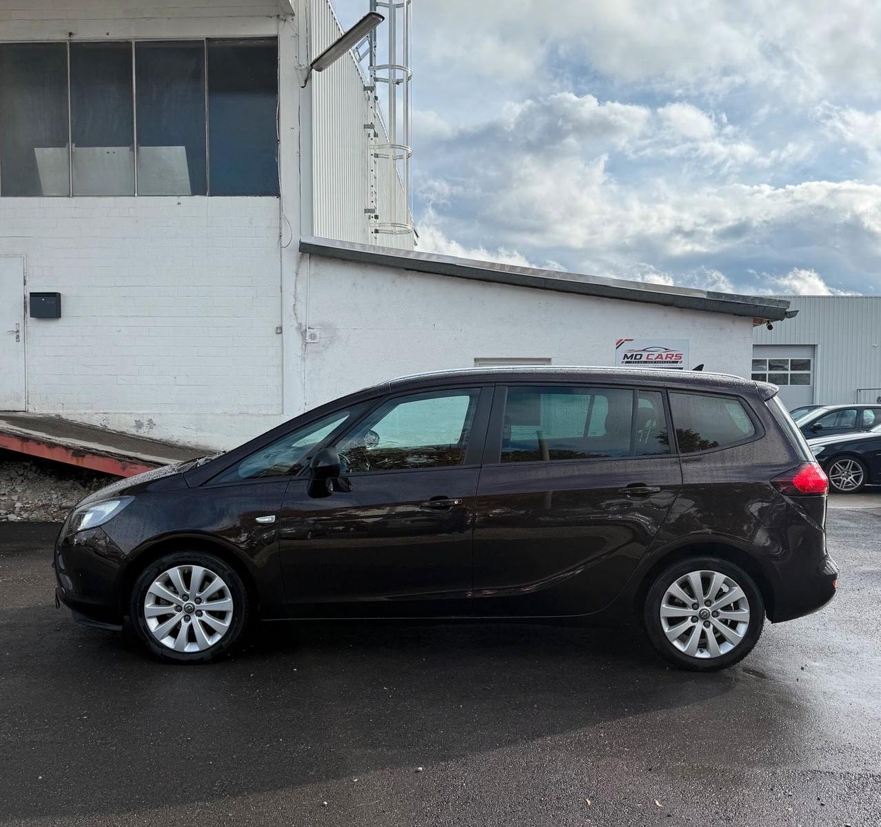 Opel Zafira tourer 2015 — rear view