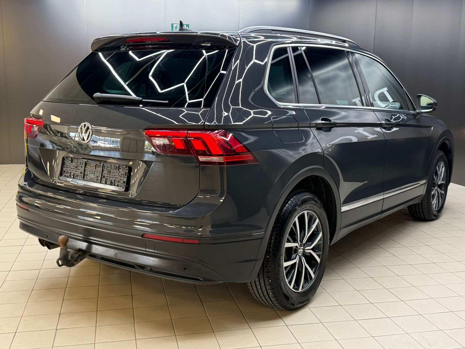 Fahrzeugabbildung Volkswagen Tiguan 2.0d DSG Comf 4Mot >NAVI+SHZ+PDC+LM+AHK+
