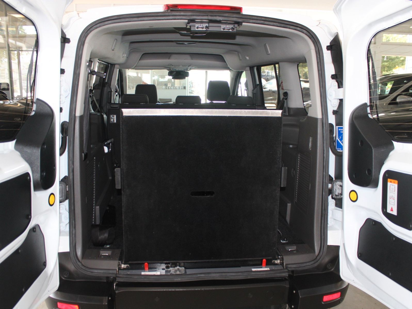 Fahrzeugabbildung Ford Transit Connect L2 Rollstuhlrampe Heckausschnitt