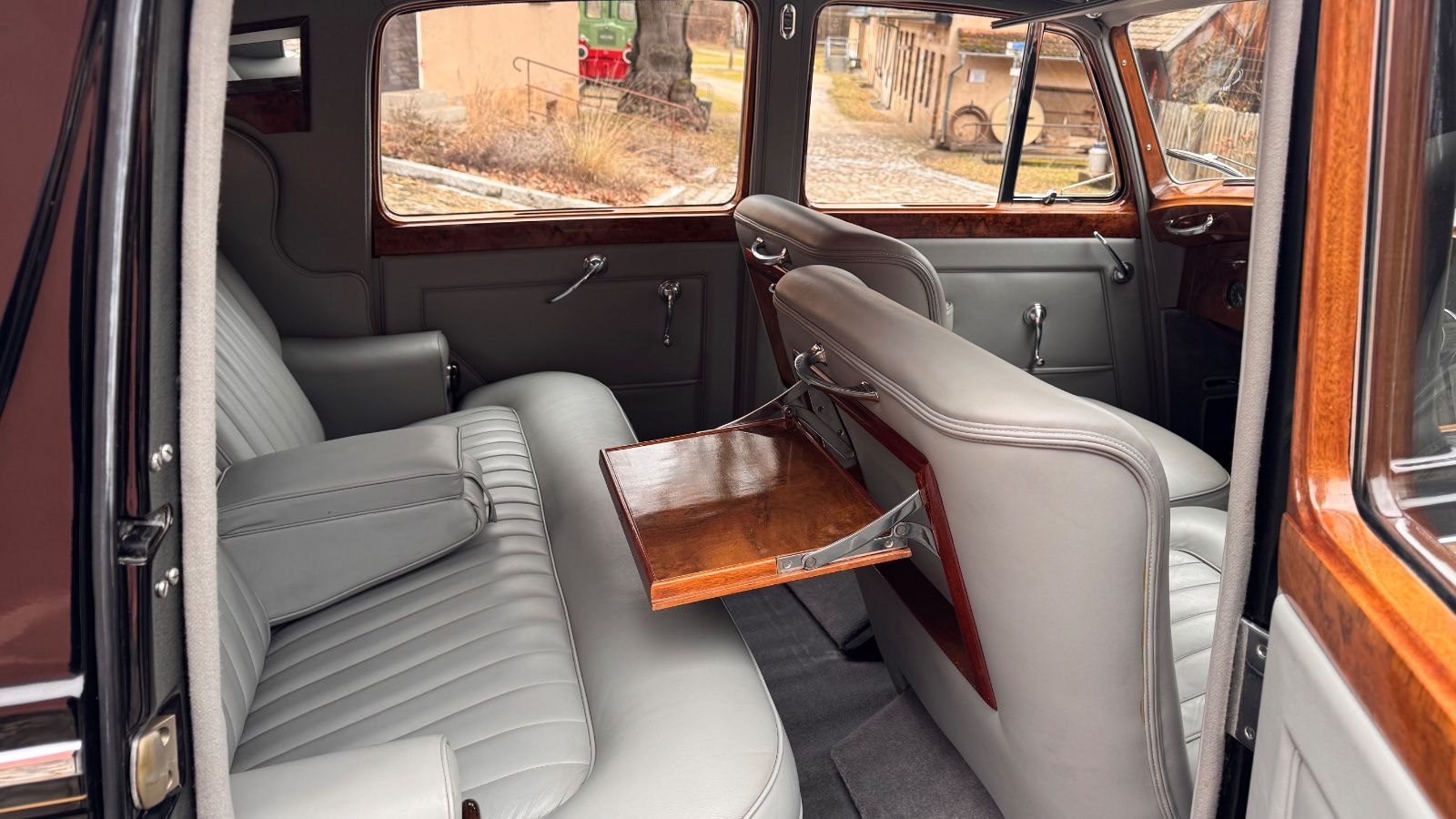 Rolls-Royce Silver Dawn 14