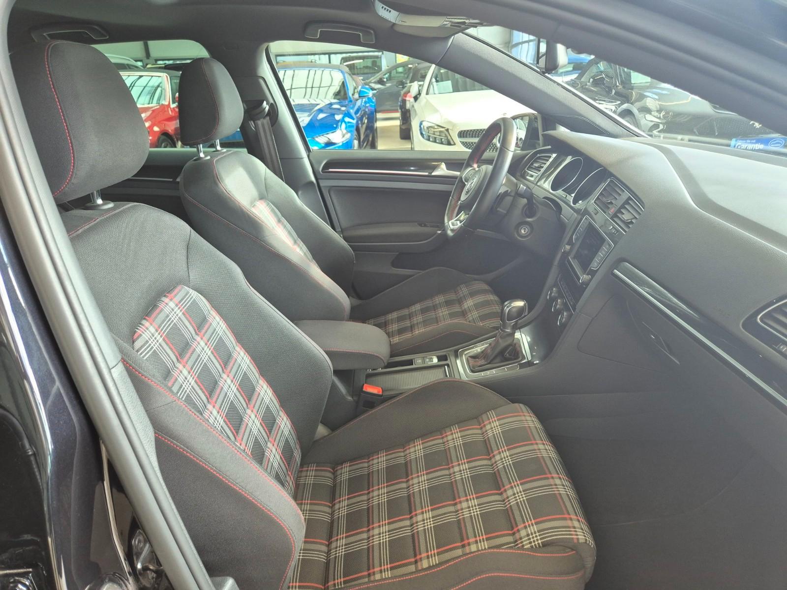 Volkswagen GOLF VII GTI PERFORMANCE NAVI SHZ PDC PANO XENON