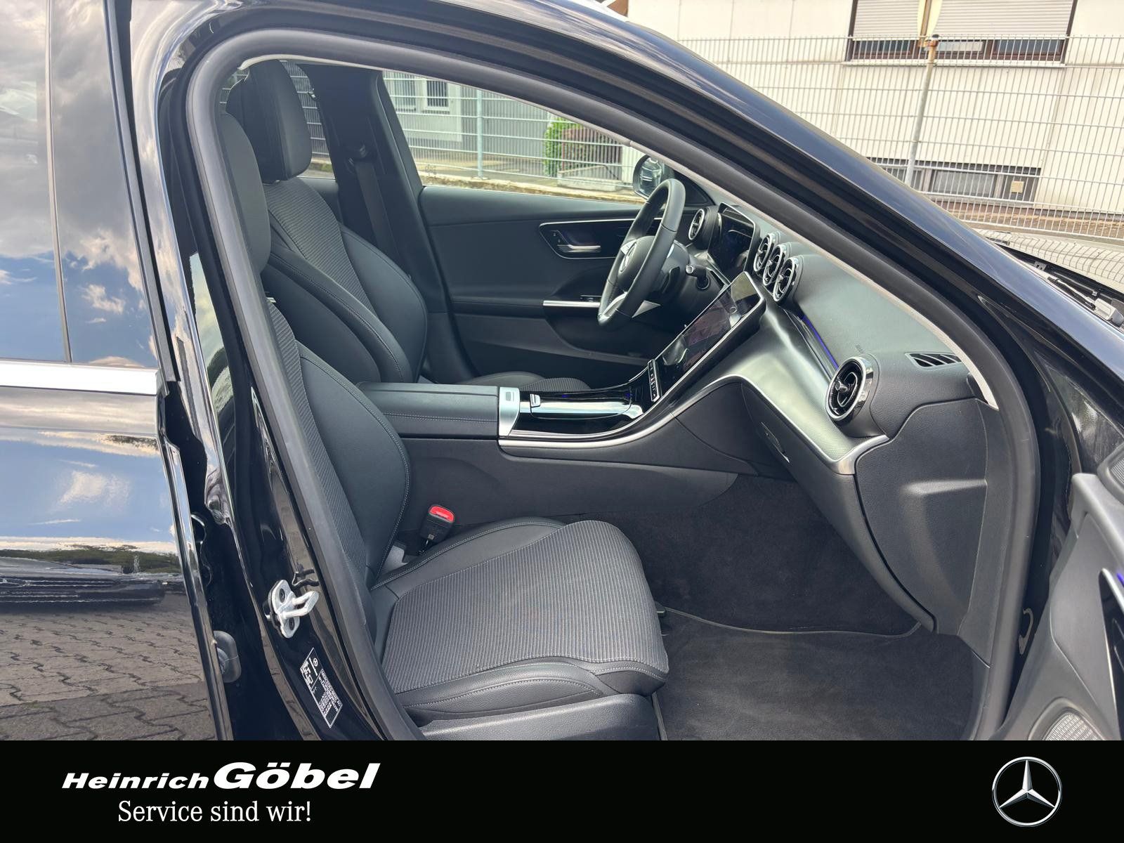 Fahrzeugabbildung Mercedes-Benz C 200 T AVANTGARDE*PANO*AHK*KAMERA*TOTWINKEL*