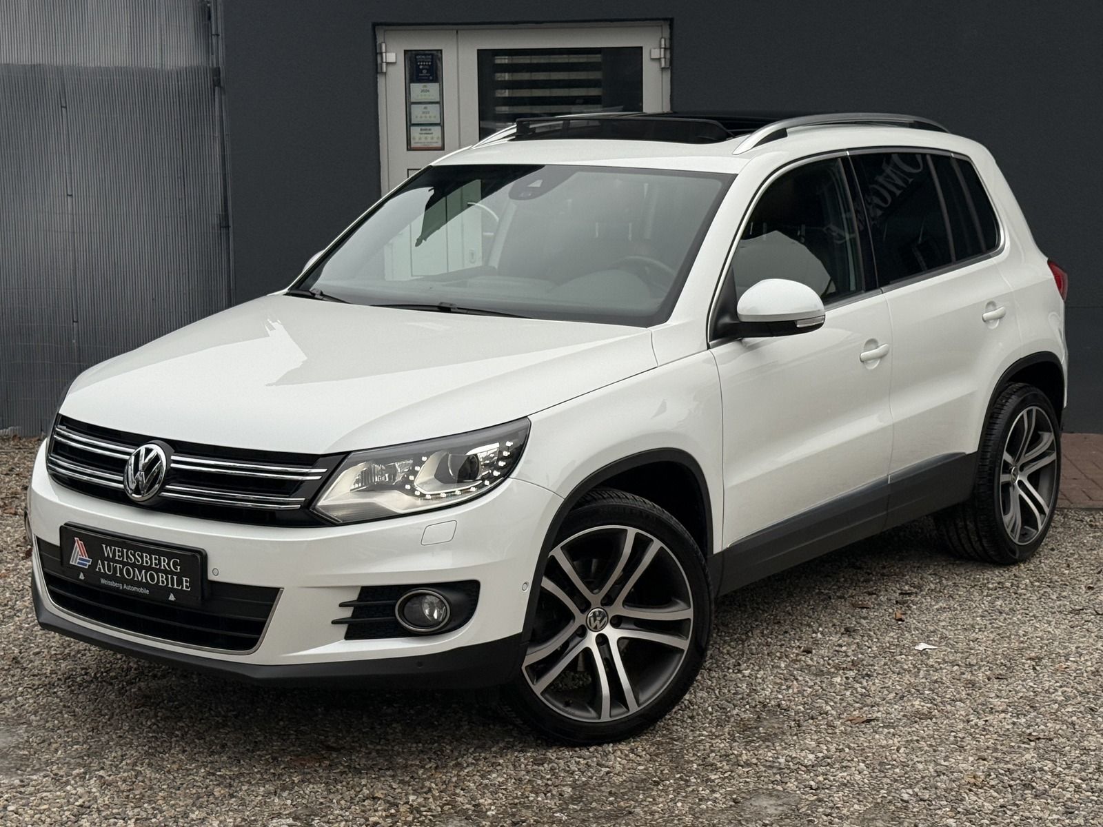 Volkswagen Tiguan - 1
