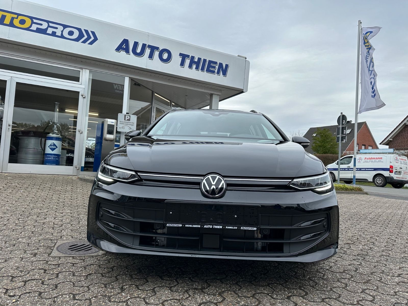Fahrzeugabbildung Volkswagen Golf VIII Variant 1.5 TSI Life Navi/ACC/LED/Shzg