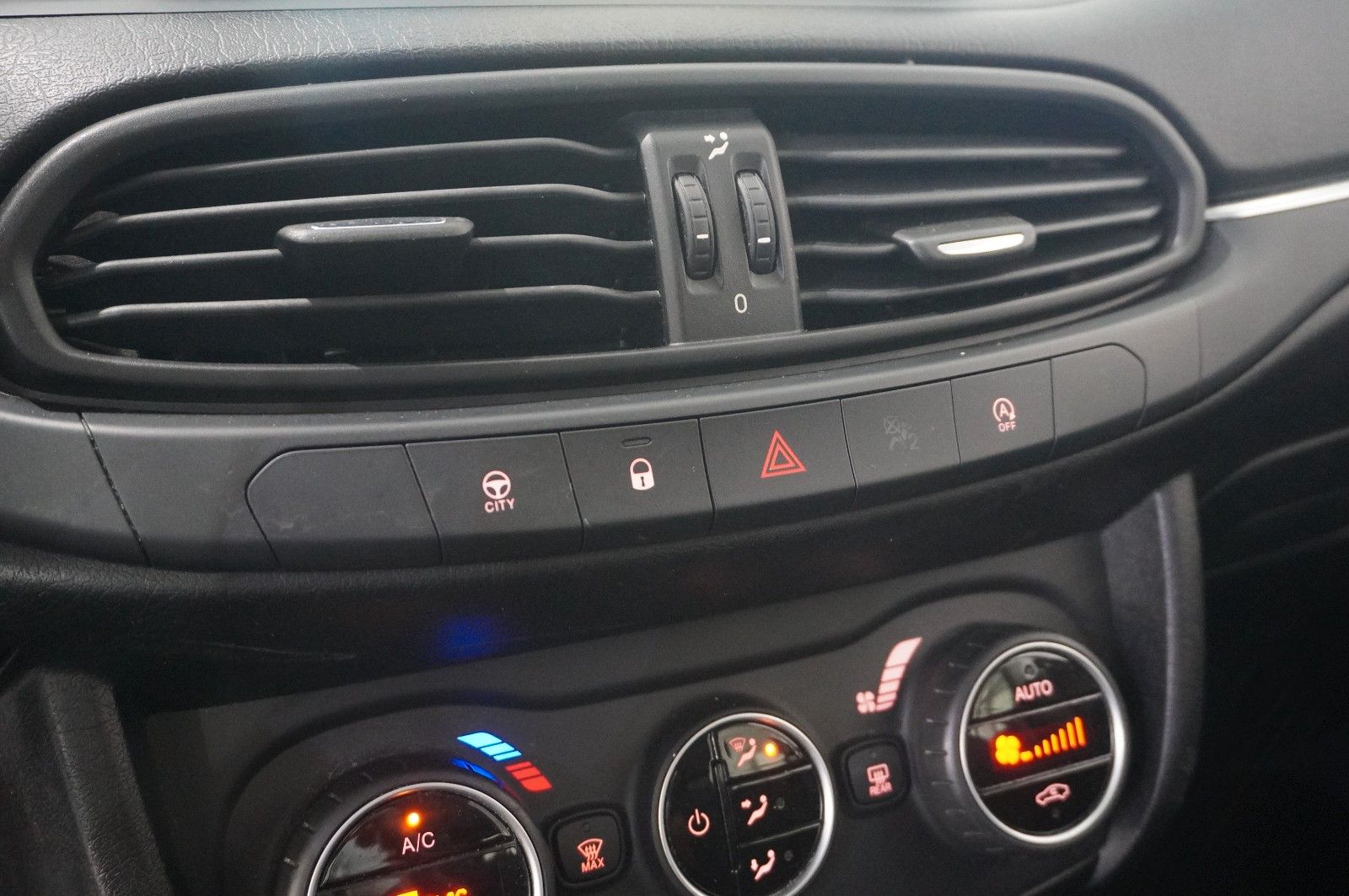 Fahrzeugabbildung Fiat Tipo 1.6D LIM. LOUNGE NAVI/LED/KAMERA/SHZ/TEMP.