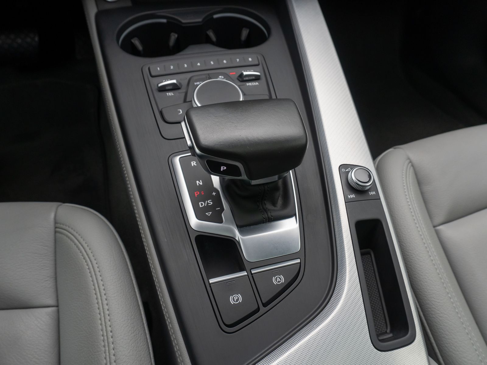 Fahrzeugabbildung Audi A4 quattro design Xenon PDC GSD Limit HiFi 18LM