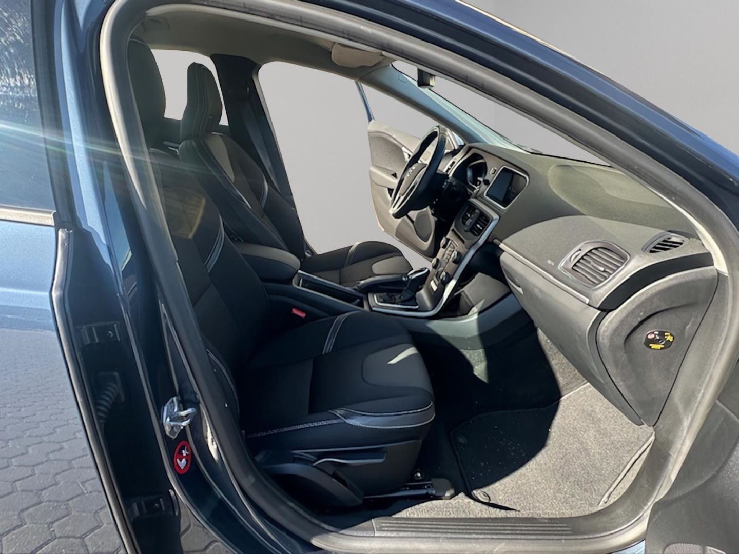 Fahrzeugabbildung Volvo V40 Momentum Navi Soundsystem LED Kurvenlicht Sp
