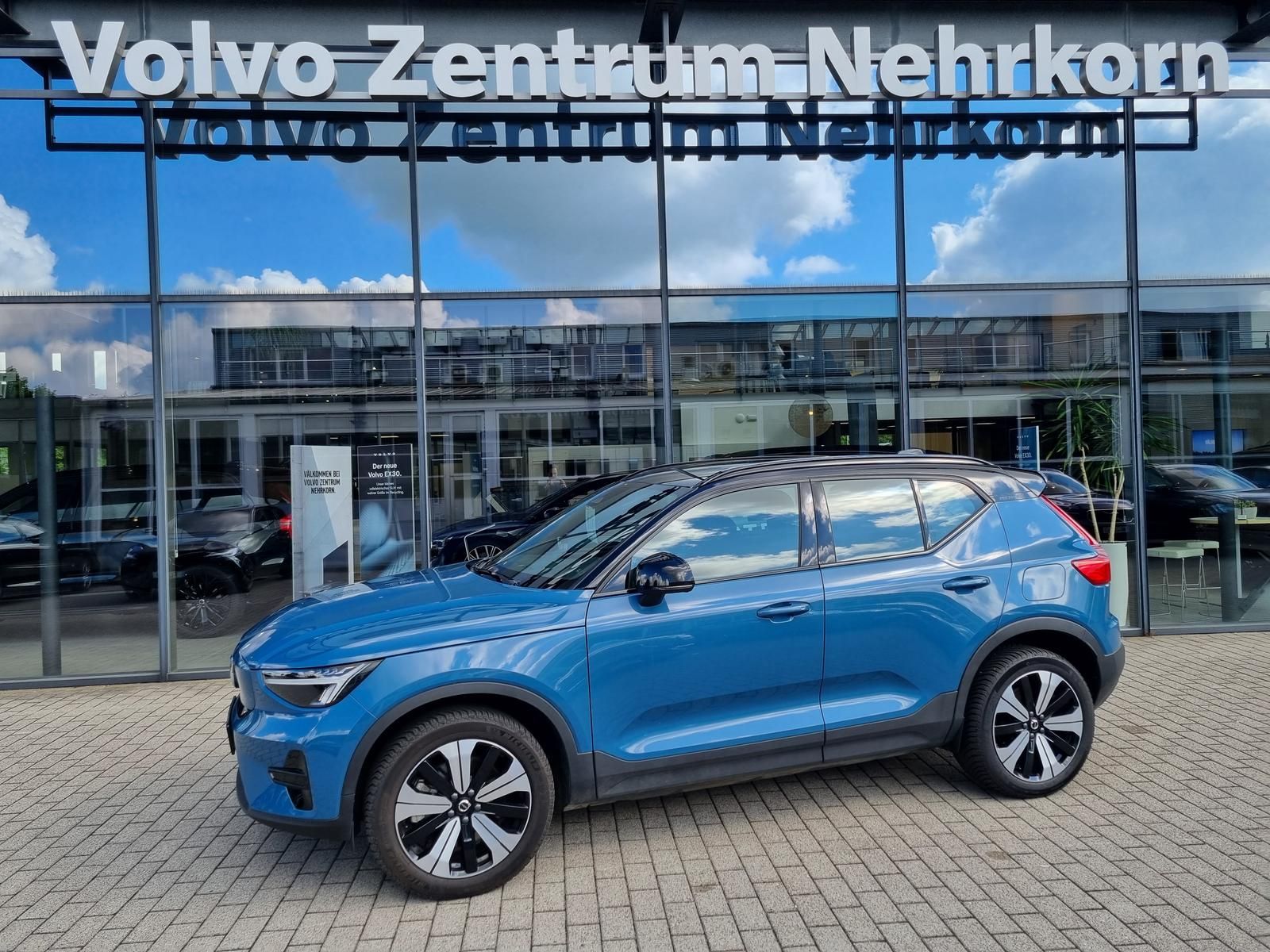 Fahrzeugabbildung Volvo XC40 Plus Recharge Pure Electric 2WD