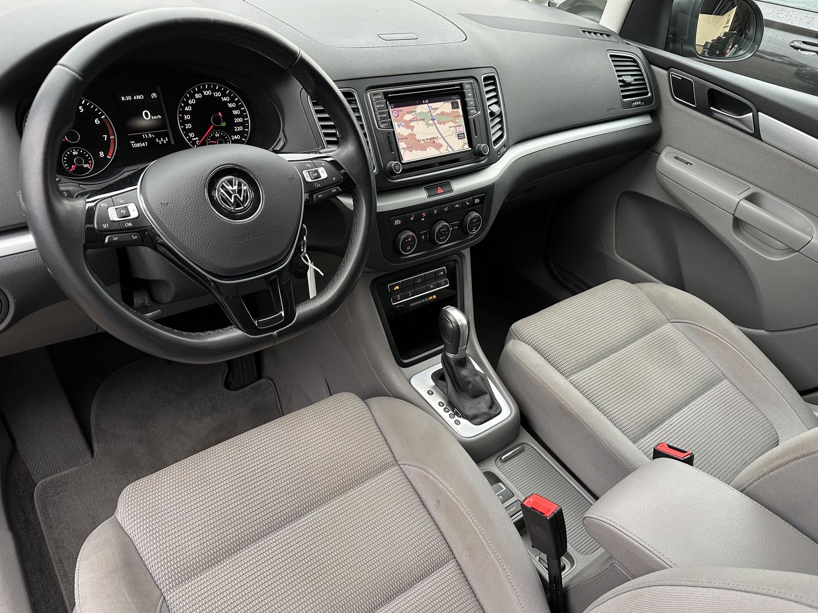 Fahrzeugabbildung Volkswagen Sharan 1.4 TSI DSG 7-Sitzer CL NAV+XEN+AHK+PANO
