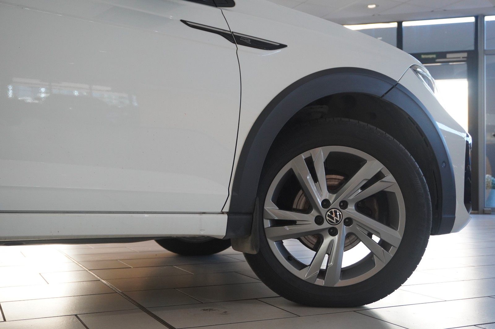 Fahrzeugabbildung Volkswagen Taigo 1.0 TSI R-LINE DSG NAVI/LED/KAMERA/SH/DAB+