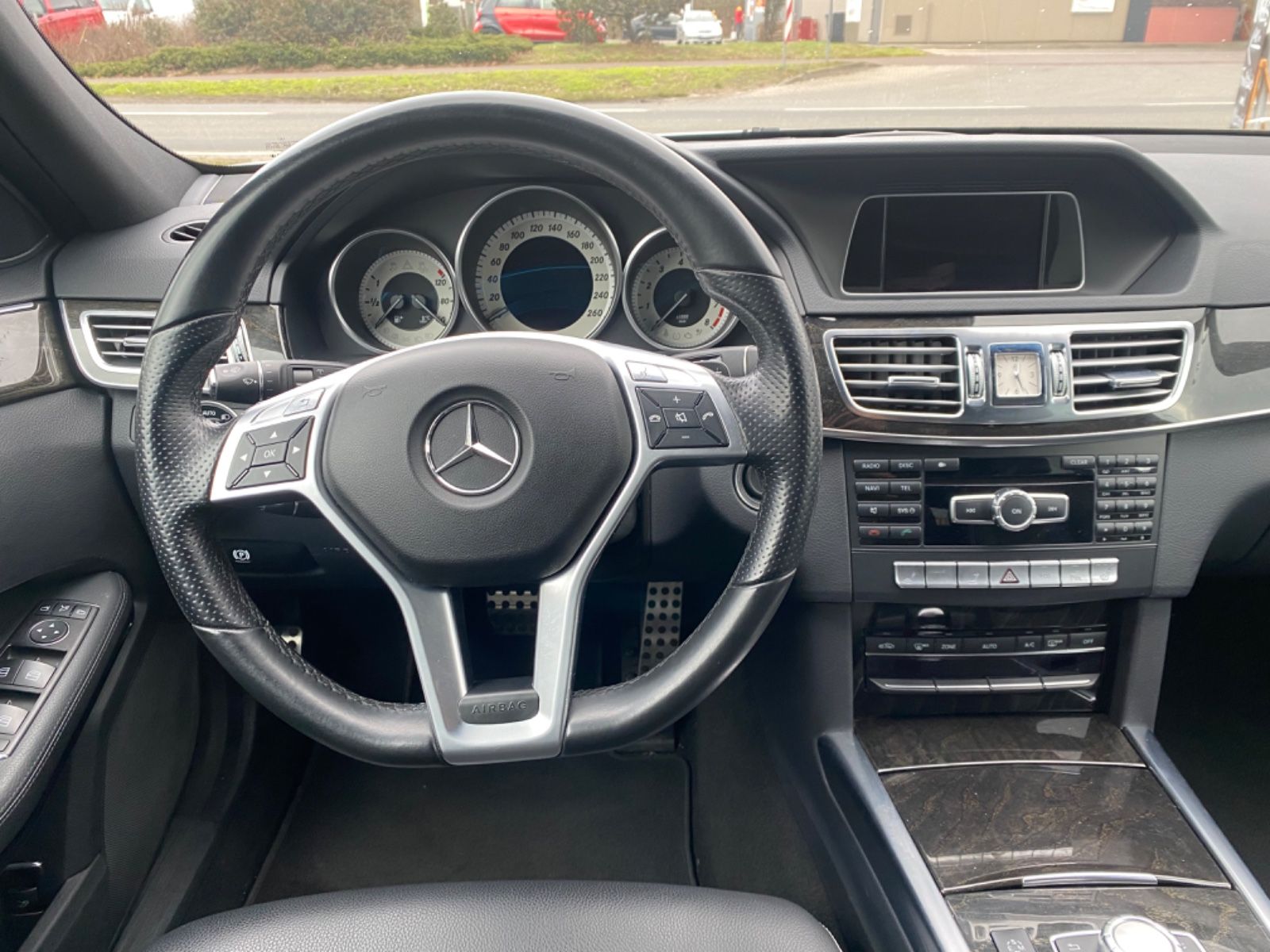Fahrzeugabbildung Mercedes-Benz E 250 CGI T AMG*Totwinkel*LED*Navi*SHZ*Tempomat*