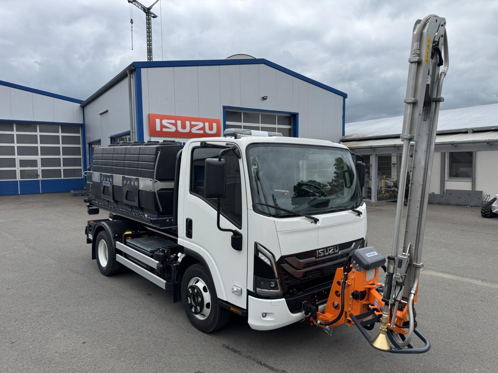 Isuzu M30 F Gießfahrzeug, Gießarm, Wassertank 4250 Ltr