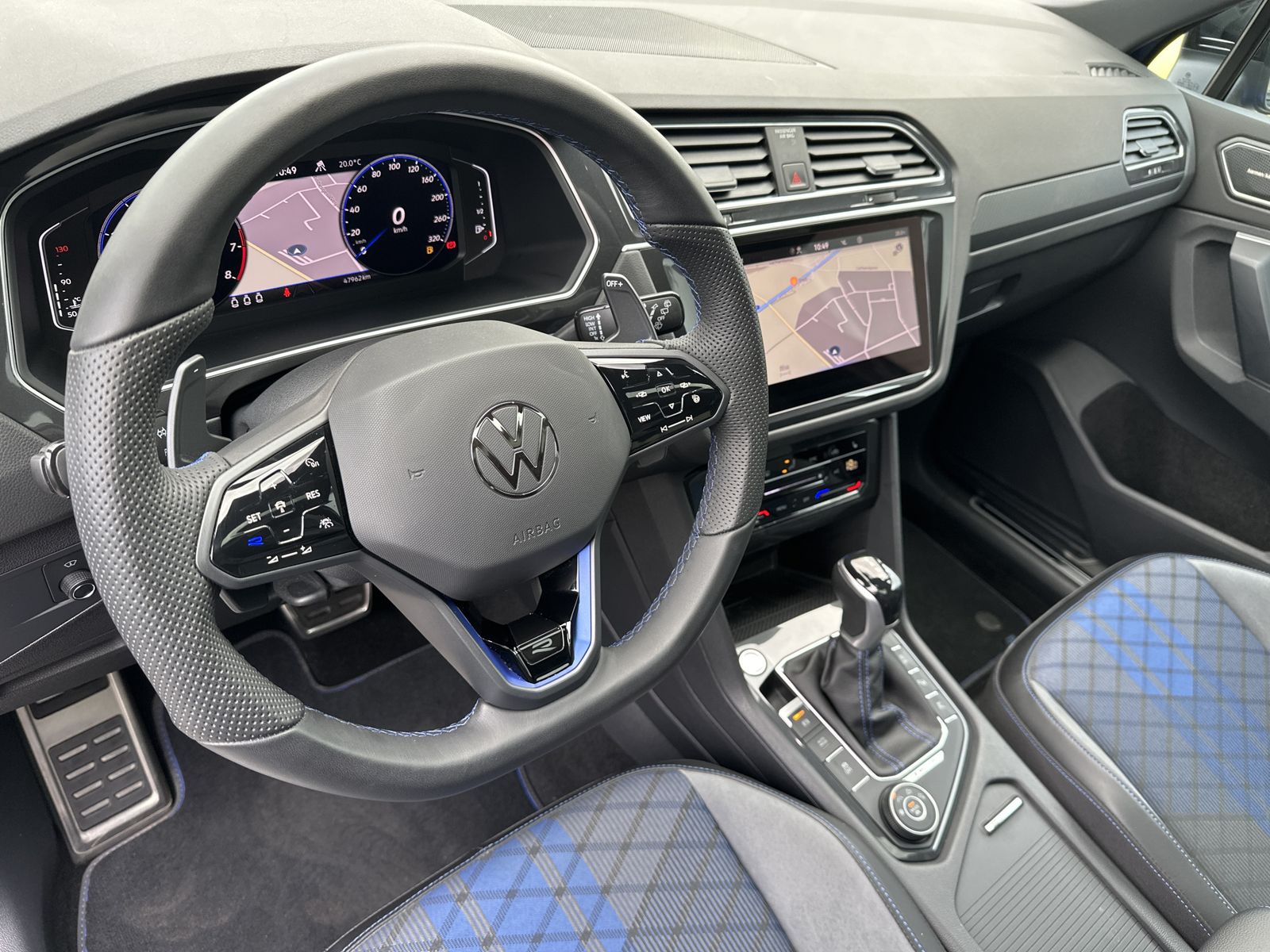 Fahrzeugabbildung Volkswagen Tiguan R 4M NAV+MATRIX+PANO+AHK+ACC+KAMERA+21ZO