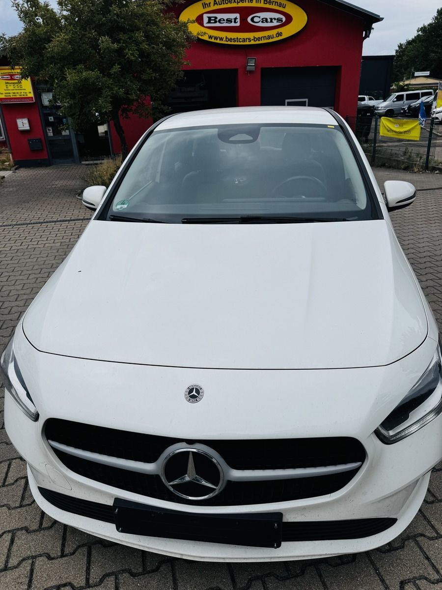 MERCEDES-BENZ B 180 8gang-Autom Navi SzHz PDC Kamera Leder Na