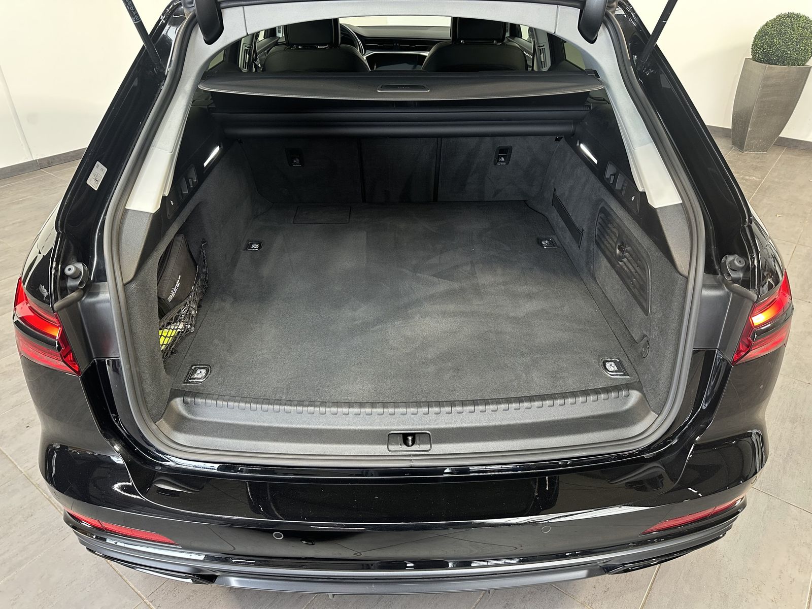 Fahrzeugabbildung Audi A6 Avant 55 TFSIe Qu S-Line NAV+LED+PANO+ACC+KAM