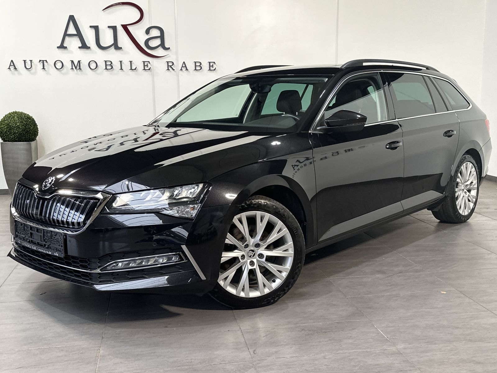 Fahrzeugabbildung SKODA Superb Combi iV 1.4 TSI NAV+LED+AHK+PANO+18ZO+PP