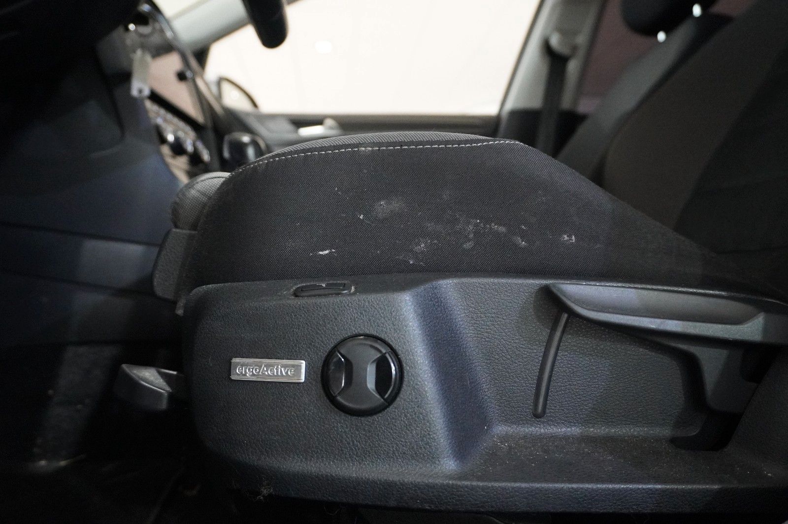 Fahrzeugabbildung Volkswagen Golf VII VARI. 1.6 TDI COMOFRT. DSG NAVI/LED/SHZ