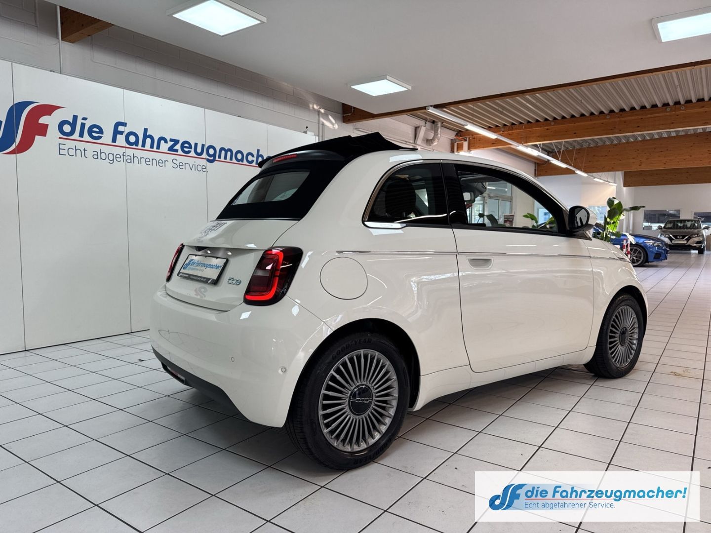 Fahrzeugabbildung Fiat 500 e Apple CarPlay Android Auto Klimaautom Fah