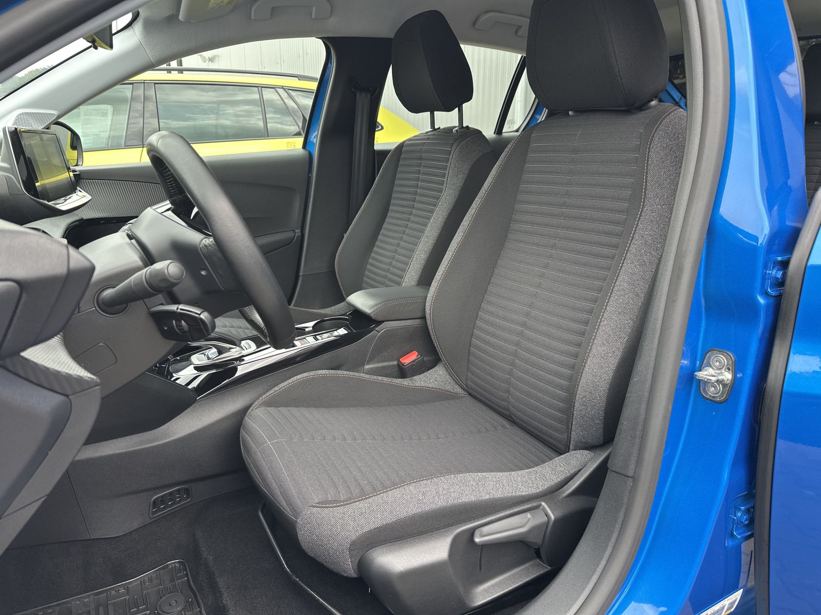 Fahrzeugabbildung Peugeot 208 e Active NAV+LED+DAB+KOMFORT-PAKET+SPURHALTE