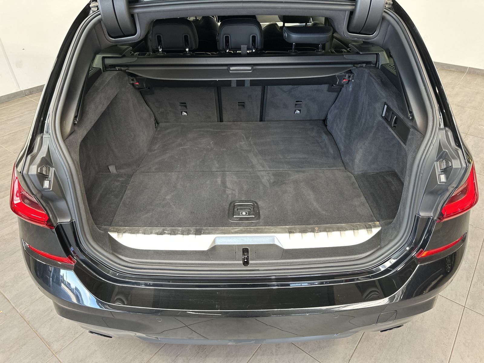 Fahrzeugabbildung BMW 330e Touring M-Sport NAV+LED+HUD+HIFI+19ZOLL+1HD