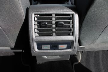 Fahrzeugabbildung Volkswagen Golf VIII Lim. Style eTSI DSG ACC Navi AHK LED