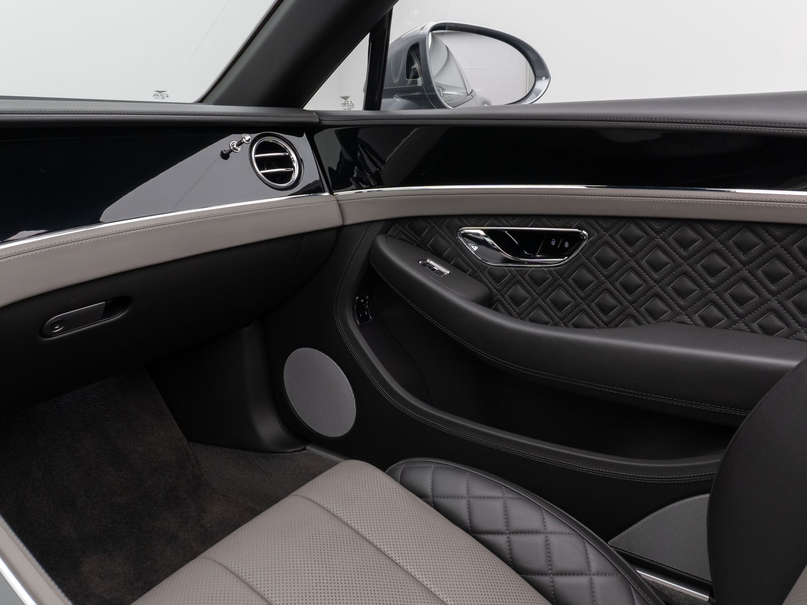 Fahrzeugabbildung Bentley Continental GTC W12 Mulliner 360°HUD NightVision