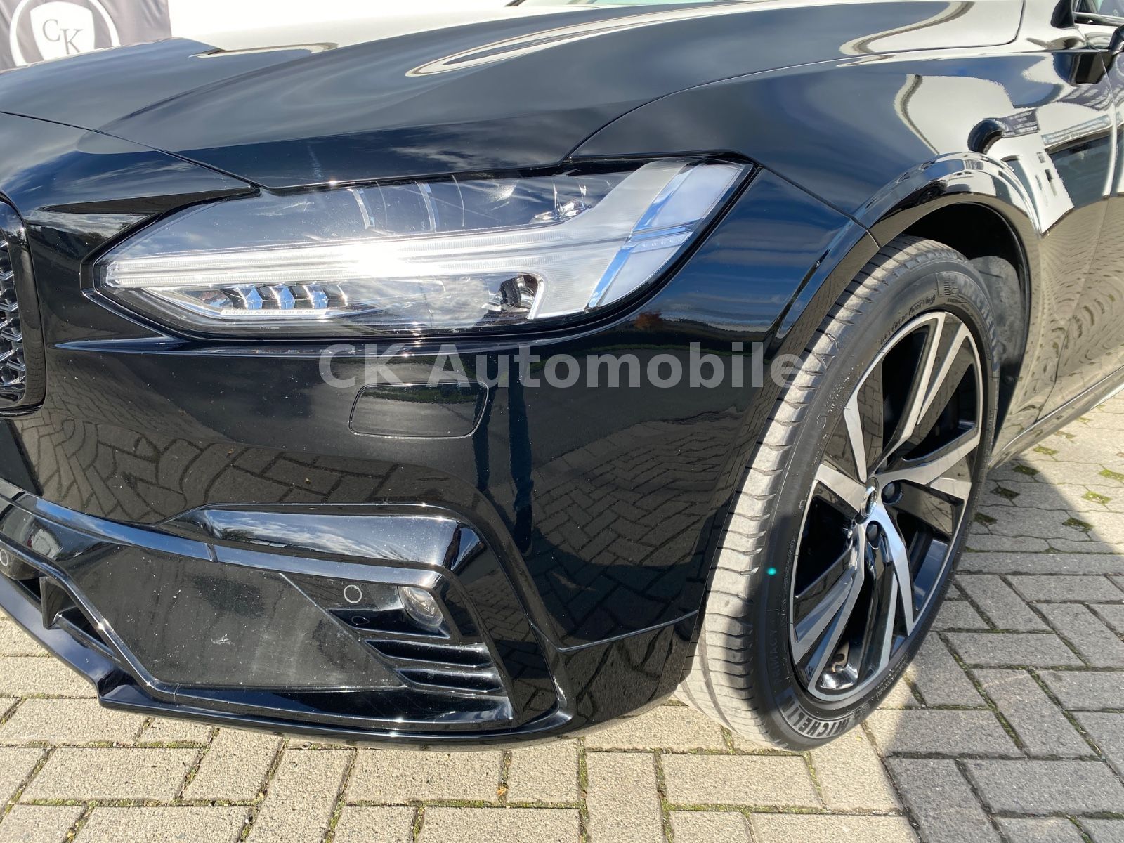 Fahrzeugabbildung Volvo V90 B5 Ultimate Dark AWD/BLIS/Pano/Head-Up/AHK