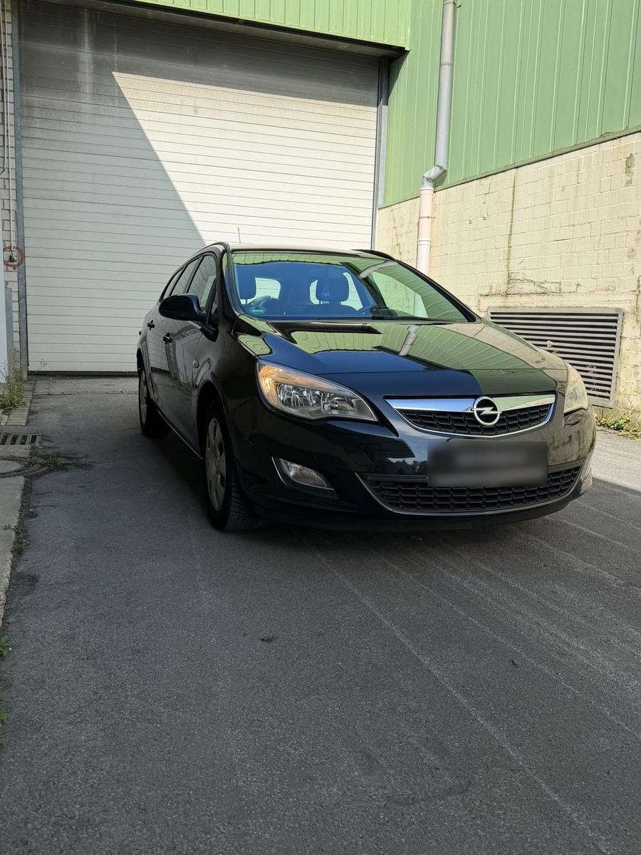 Opel Astra 2012 — rear view