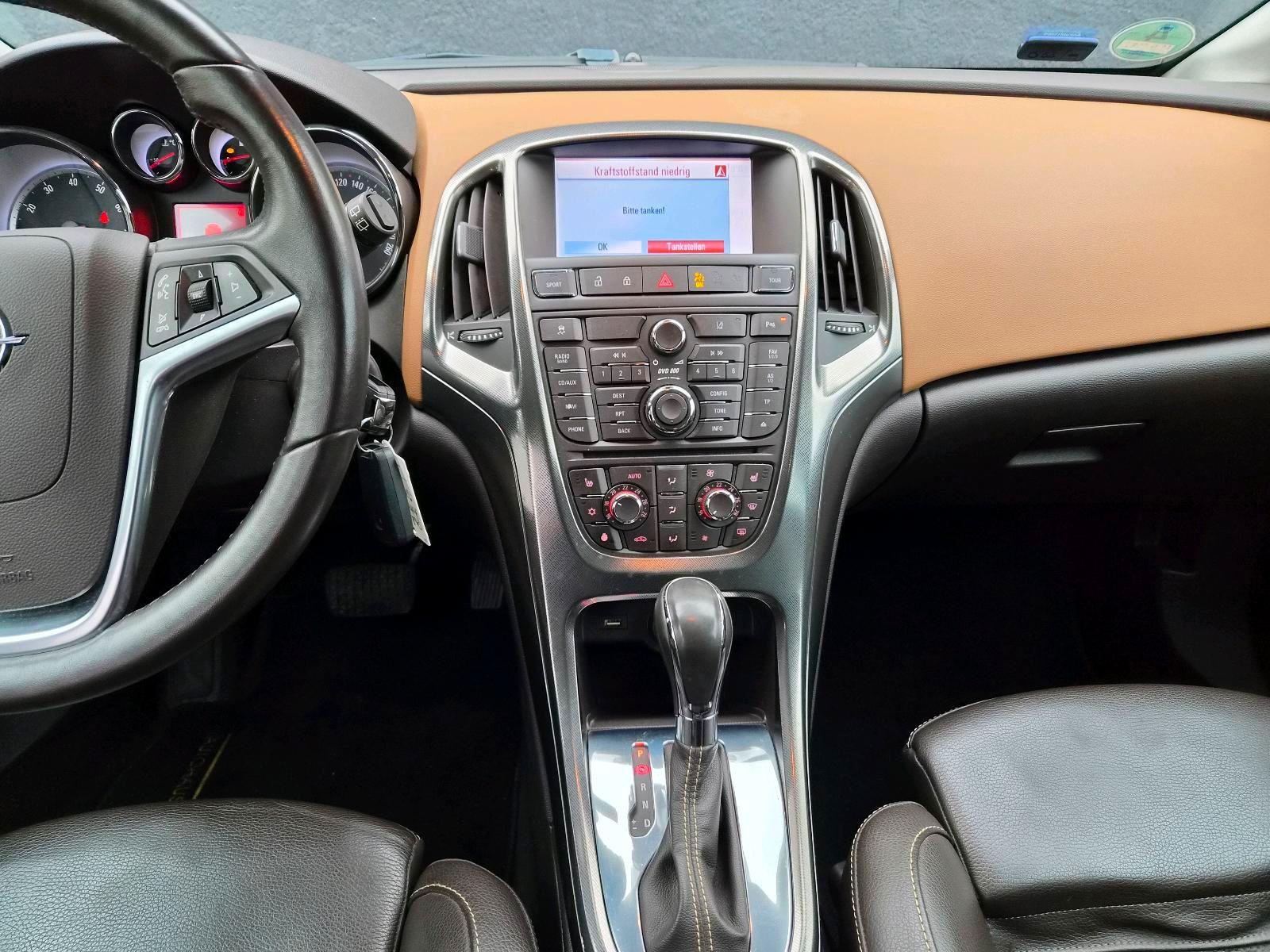 Opel Astra 2011 — photo 13