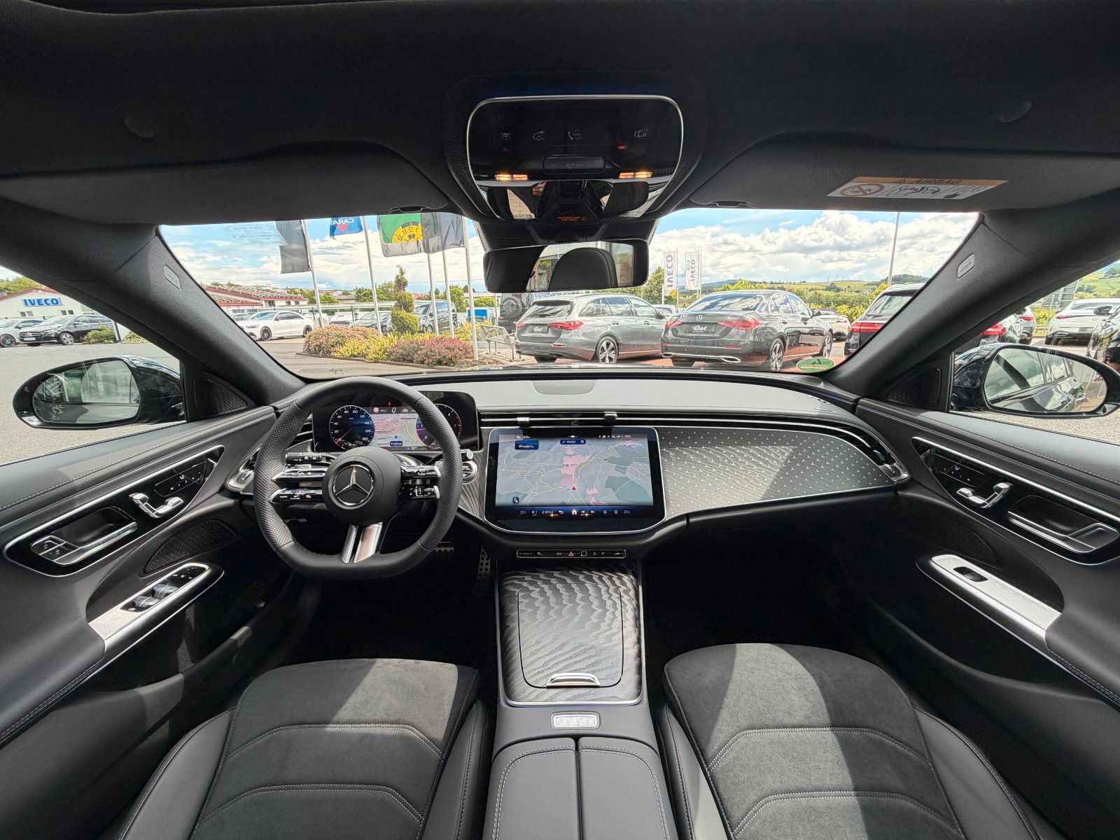 Fahrzeugabbildung Mercedes-Benz E 220 d T AMG Pano+AHK+360°+Distr+Digital+20"