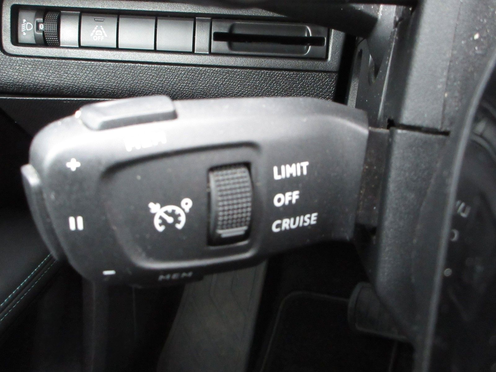 Fahrzeugabbildung Peugeot 5008 Allure Pack 1.5D LED/NAVI/AHK/PDC/R´CAM